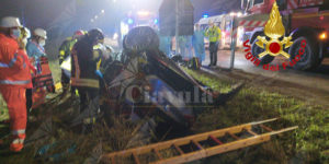 Si schiantano con l’auto contro un palo della luce. Ragazza muore sul colpo item-thumbnail