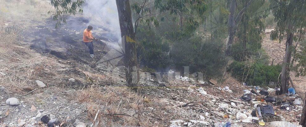 Incendio nei pressi del cimitero di Caulonia superiore