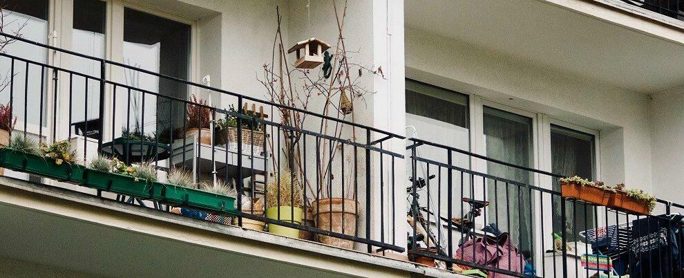 Sorpreso a spacciare droga dal balcone di casa, un arresto in Calabria