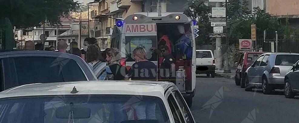 Maestra dell’asilo di Caulonia cade a scuola. Interviene l’ambulanza