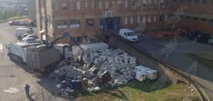 L’ospedale di Locri sommerso da tonnellate di rifiuti. Vergogna! item-thumbnail