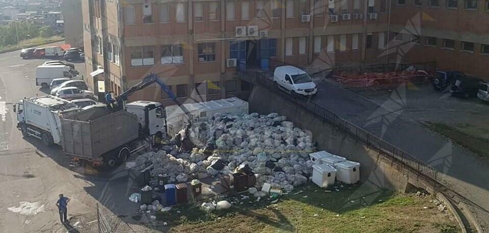 L’ospedale di Locri sommerso da tonnellate di rifiuti. Vergogna!