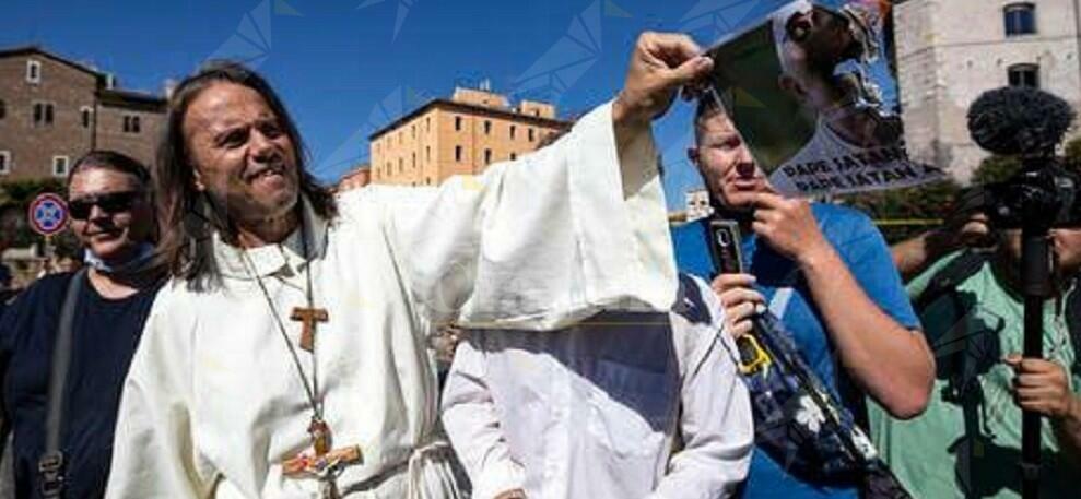 Brucia la foto di Papa Francesco. Ecco chi sono i negazionisti di destra che non credono all’esistenza del covid 19