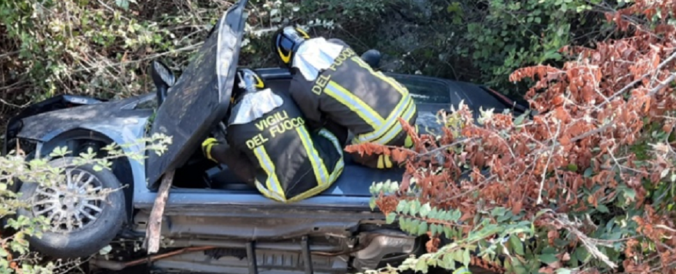 Stignano, auto finisce in una scarpata. Intervengono i vigili del fuoco