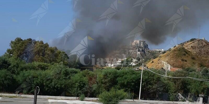 Incendio all’ingresso di Roccella Jonica, intervengono i vigili del fuoco