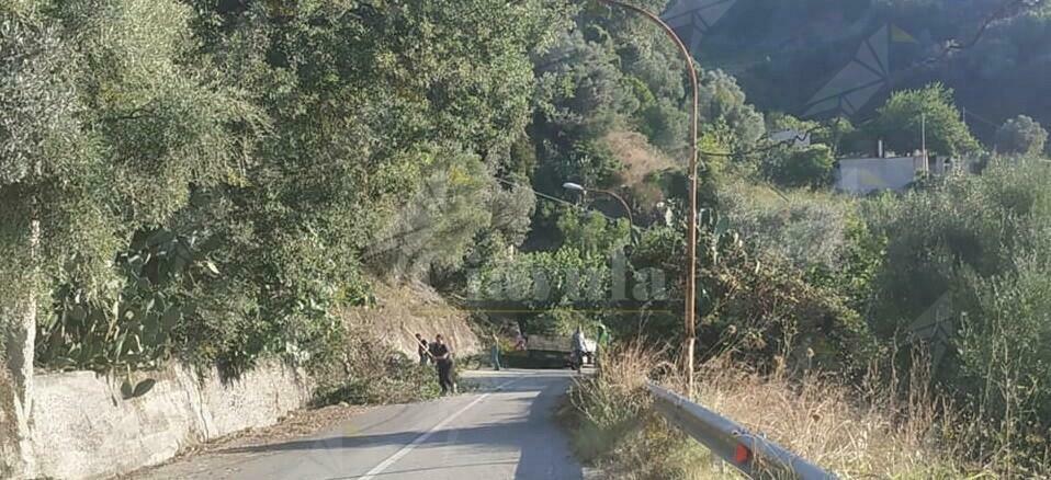 Il comune di Caulonia ripulisce la strada che porta ad Ursini e Campoli