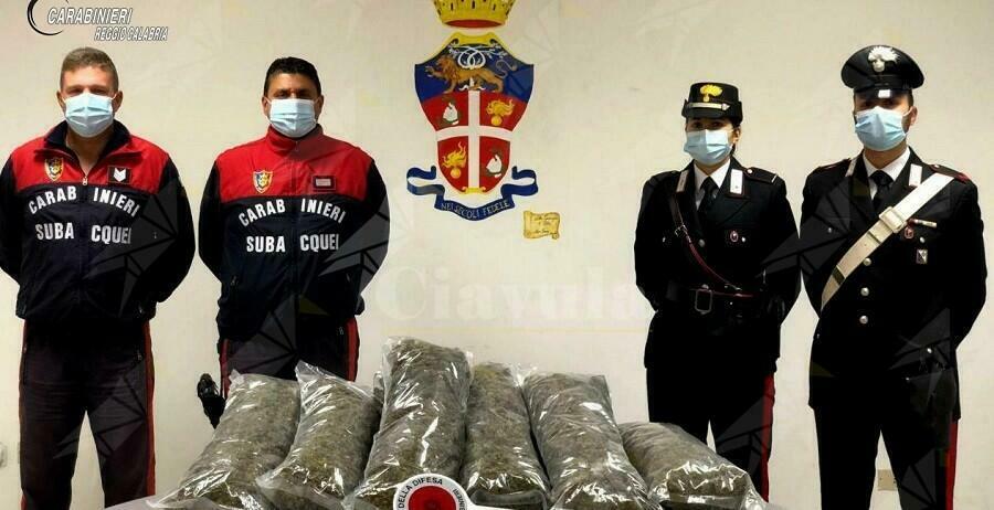 Trasportavano 7 kg di marijuana in barca, in manette due calabresi