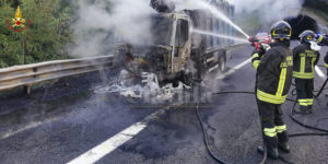 Camion in fiamme in autostrada item-thumbnail