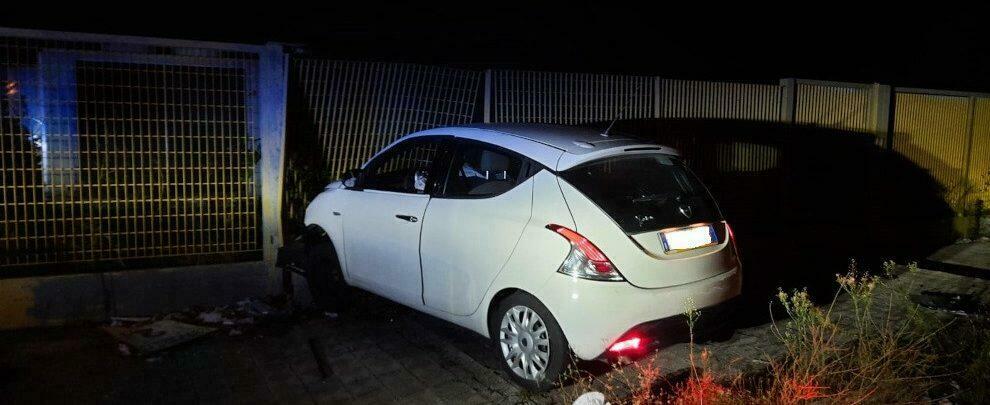 Ruba un’auto e si schianta contro una recinzione dopo una fuga a folle velocità per le vie di Reggio Calabria