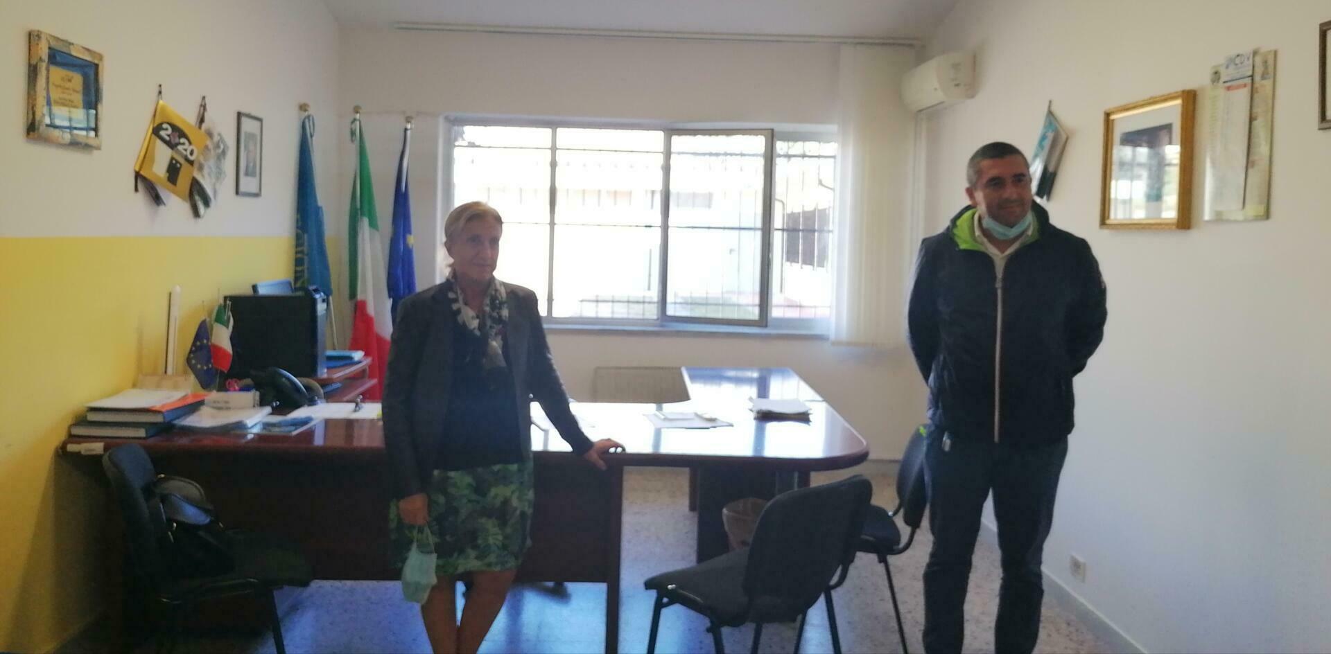 Monasterace, l’ex ministro Lanzetta dona gel igienizzante alla scuola