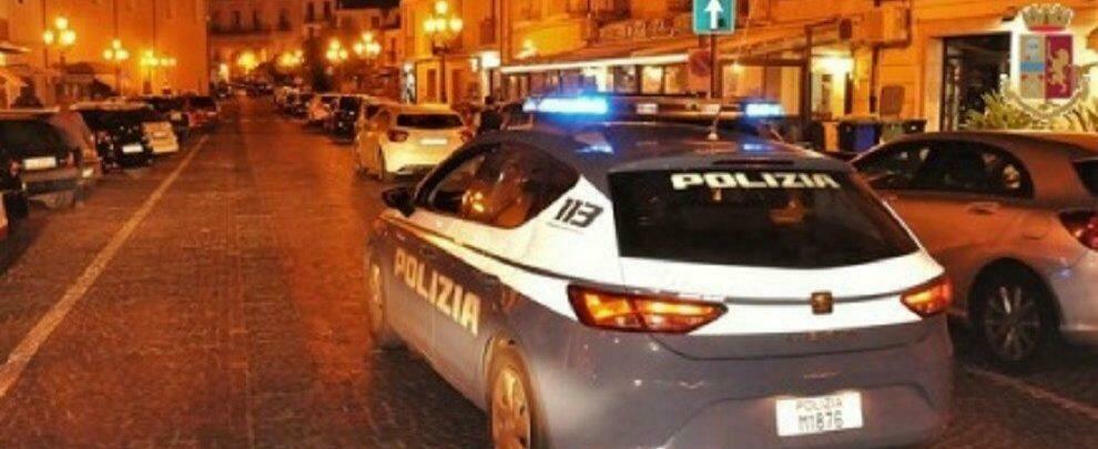 Rubano un’autocarro e si schiantano contro un guard-rail per sfuggire alla polizia