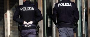 Agenti di polizia aggrediti dal “branco” per aver chiesto di indossare la mascherina item-thumbnail