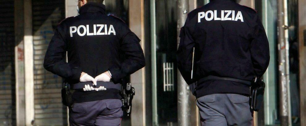 Agenti di polizia aggrediti dal “branco” per aver chiesto di indossare la mascherina