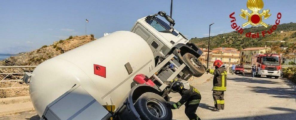 Paura in Calabria: autocisterna carica di GPL quasi inghiottita da una voragine