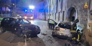 Violento incidente stradale tra due auto, paura nella notte item-thumbnail