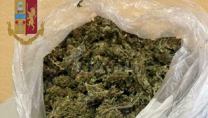 Trovato in possesso di 365 grammi di marijuana e materiale esplodente. Arrestato