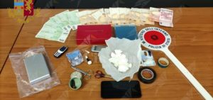 Spacciava droga dalla finestra di casa, arrestato item-thumbnail