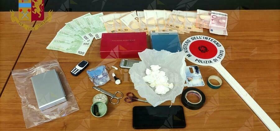 Spacciava droga dalla finestra di casa, arrestato