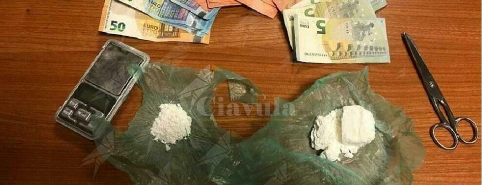 Sorpreso in possesso di 43 grammi di cocaina mentre è ai domiciliari. Arrestato