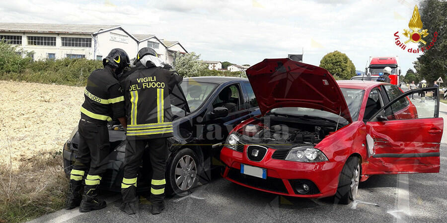 Incidente stradale, coinvolte 4 automobili. Ferita gravemente una donna