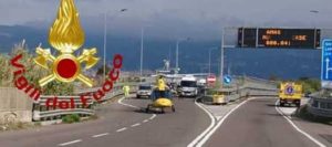 Tre veicoli coinvolti in un violento incidente stradale in Calabria, sei persone rimaste ferite item-thumbnail