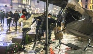 La destra in piazza per danneggiare i commercianti che dicono di volere aiutare item-thumbnail