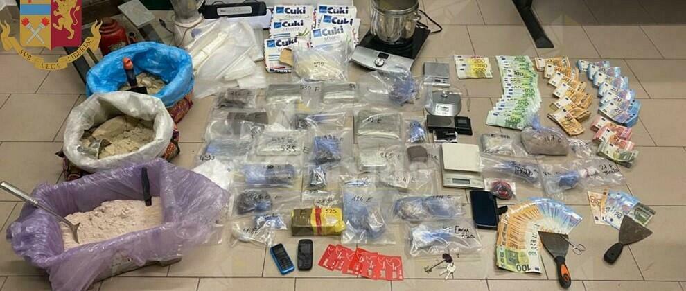 Trovato in possesso di 20 kg di droga e 50 mila euro in contanti. Arrestato