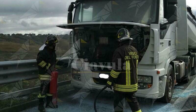 Calabria, camion in fiamme in autostrada, intervengono i vigili del fuoco