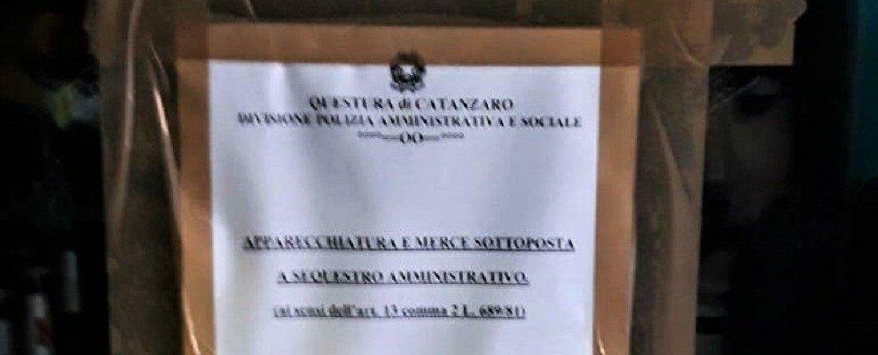 Erogavano alcolici dopo la mezzanotte: la polizia sequestra tre distributori automatici in Calabria