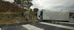 Incidente sulla nuova S.S. 106 allo svincolo di Canne: furgone ribaltato – video item-thumbnail