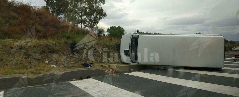 Incidente sulla nuova S.S. 106 allo svincolo di Canne: furgone ribaltato – video