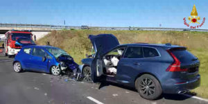 Grave incidente stradale tra due auto item-thumbnail