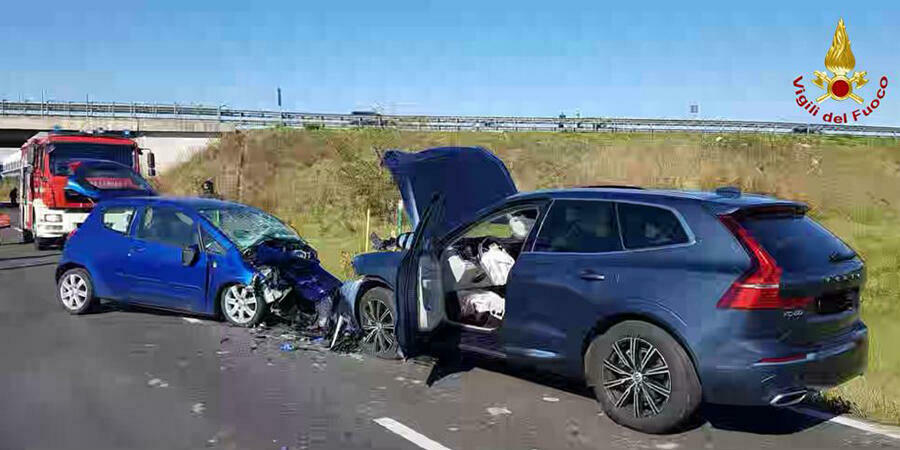 Grave incidente stradale tra due auto