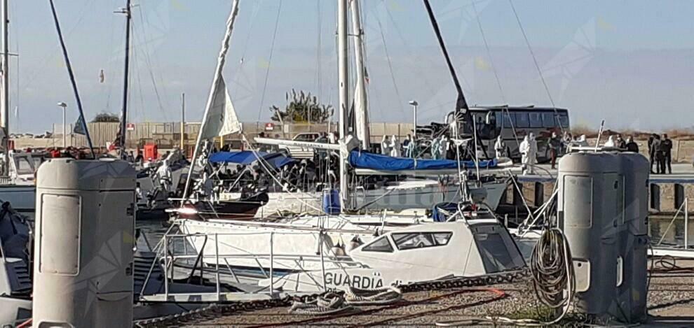 Sbarco in corso a Roccella, circa 100 persone su un veliero