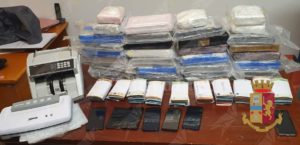 Blitz antidroga della polizia, sequestrati 26,5 Kg di cocaina. Tre persone in manette item-thumbnail