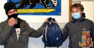 Trova uno zaino con dentro 7 mila euro in contanti e lo consegna alla polizia item-thumbnail