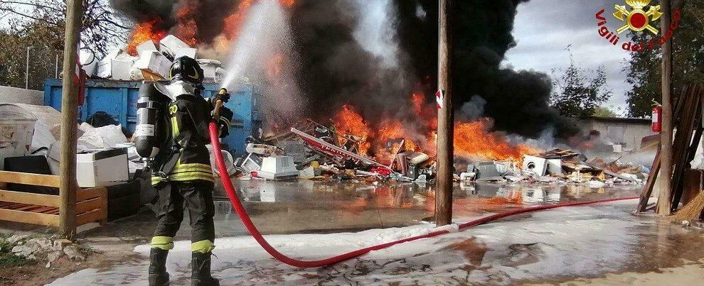 Incendio in corso in un’azienda di trattamento rifiuti, intervengono i vigili del fuoco