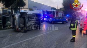 Incidente tra tre auto, una si ribalta item-thumbnail