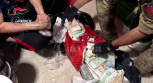Rosarno, arrestato ex poliziotto. E’ accusato di concorso esterno in associazione di tipo mafioso e corruzione item-thumbnail