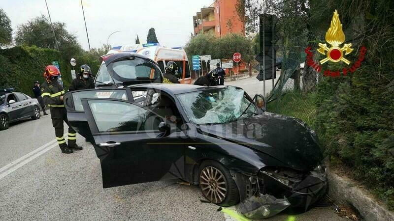 Anziano si schianta con l’auto contro una recinzione