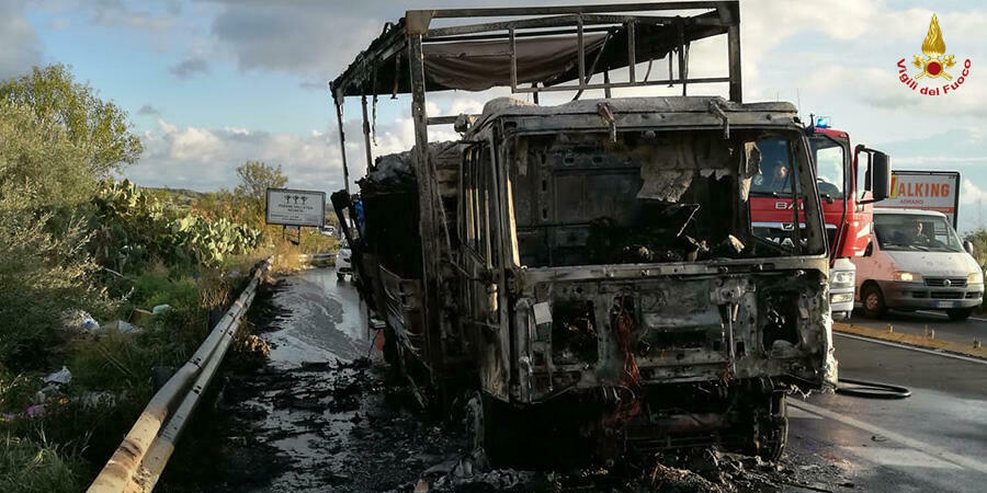 In fiamme Camion che trasportava bottiglie d’acqua