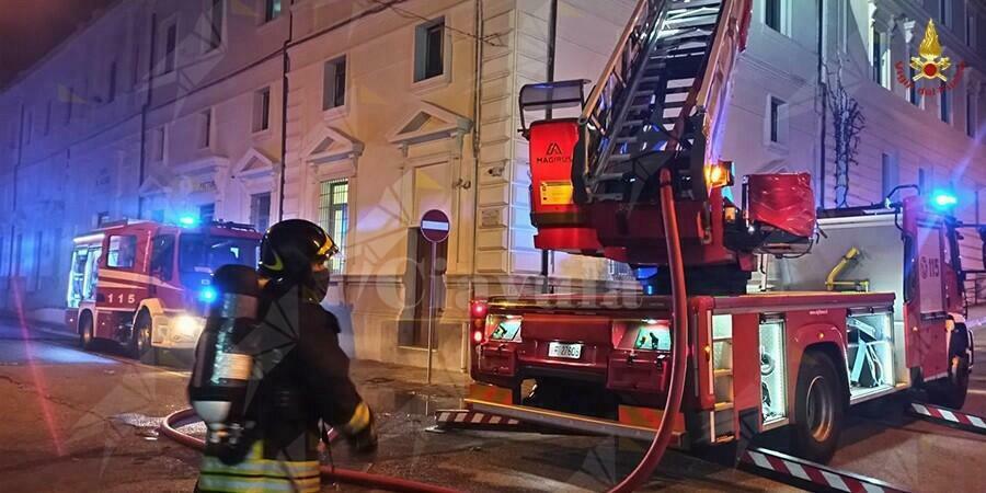 Reggio Calabria, incendio alla Corte di Appello, il duro lavoro dei vigili del fuoco