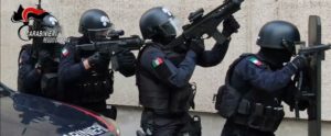 Ferito al volto, si barrica in casa per evitare un controllo: intervengono i carabinieri a Reggio Calabria item-thumbnail