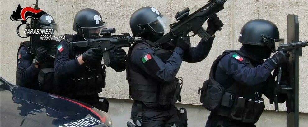 Ferito al volto, si barrica in casa per evitare un controllo: intervengono i carabinieri a Reggio Calabria