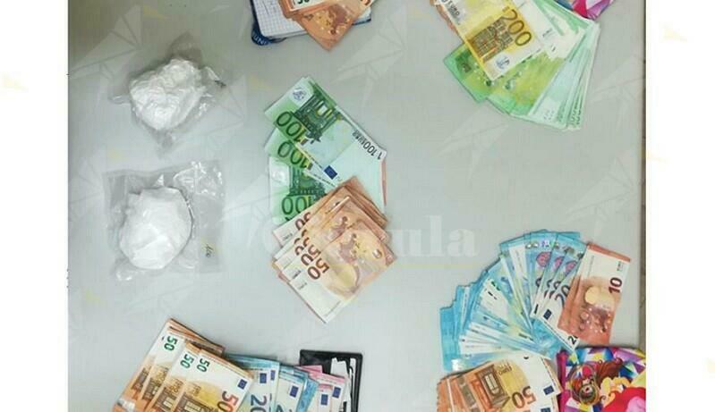 I carabinieri sequestrano 15 mila euro in contanti e 200  grammi di cocaina. Pregiudicato in manette