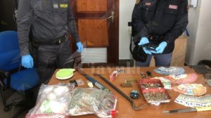 Detenevano in casa armi e droga. Arrestati marito e moglie item-thumbnail