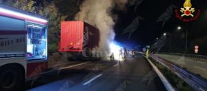 Veicolo in fiamme in prossimità dello svincolo di Sant’Onofrio, intervengono i vigili del fuoco item-thumbnail