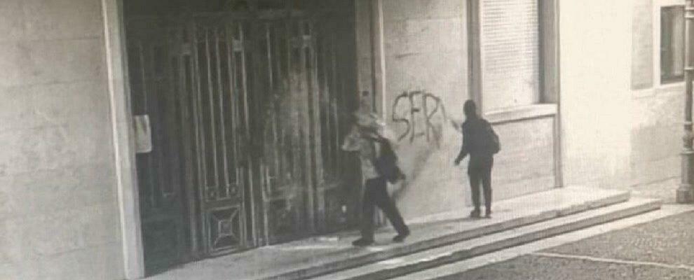 Atto vandalico contro il palazzo comunale di Crotone