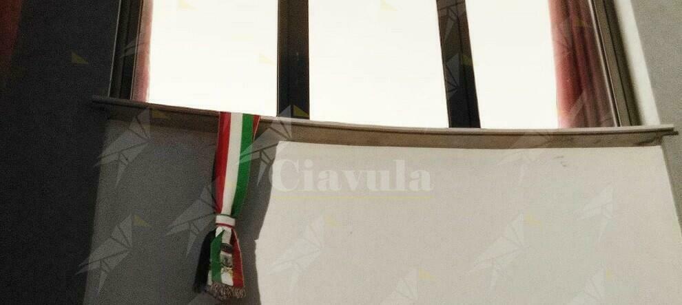 A Cinquefrondi la fascia tricolore fuori dalla finestra per protesta contro il governo