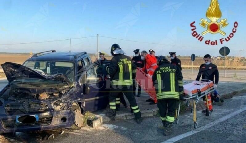 Calabria, incidente frontale tra un furgone ed un’auto